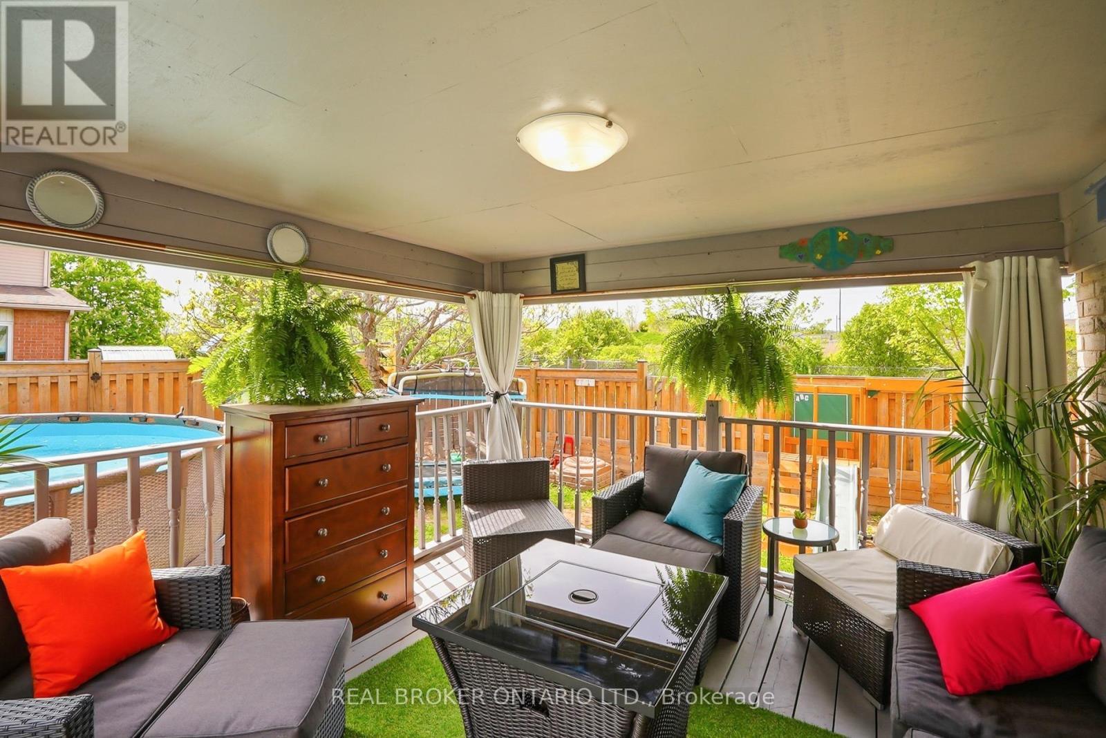 Built in covered Pergola - 3260 Woodcroft Crescent, Burlington, ON