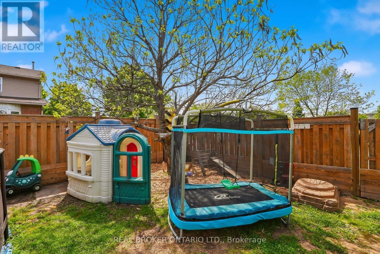 Lots of room for a play area - 3260 Woodcroft Crescent, Burlington, ON