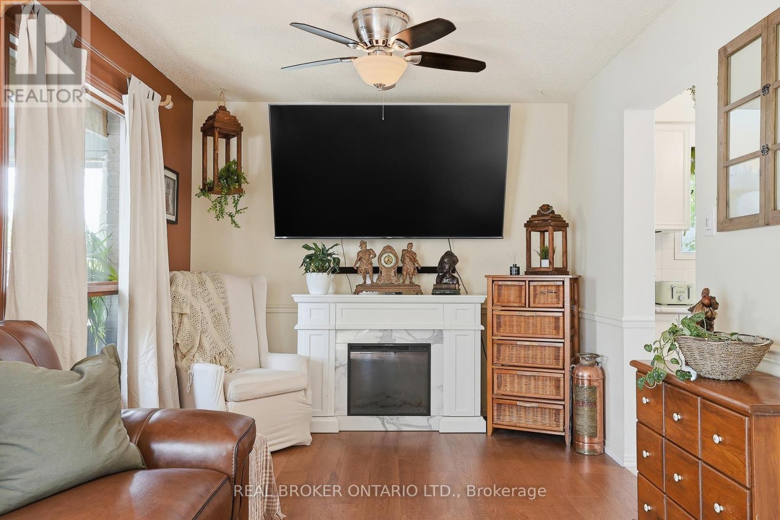 Living Room with new engineered hardwood flooring - 3260 Woodcroft Crescent, Burlington, ON