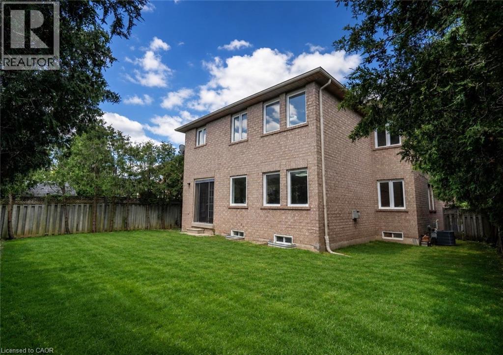 Expansive green lawn with a solid wood fence - 2425 Nichols Drive, Oakville, ON - Outdoor
