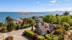 318 Newport Ave Oak Bay, BC V8S 5C5