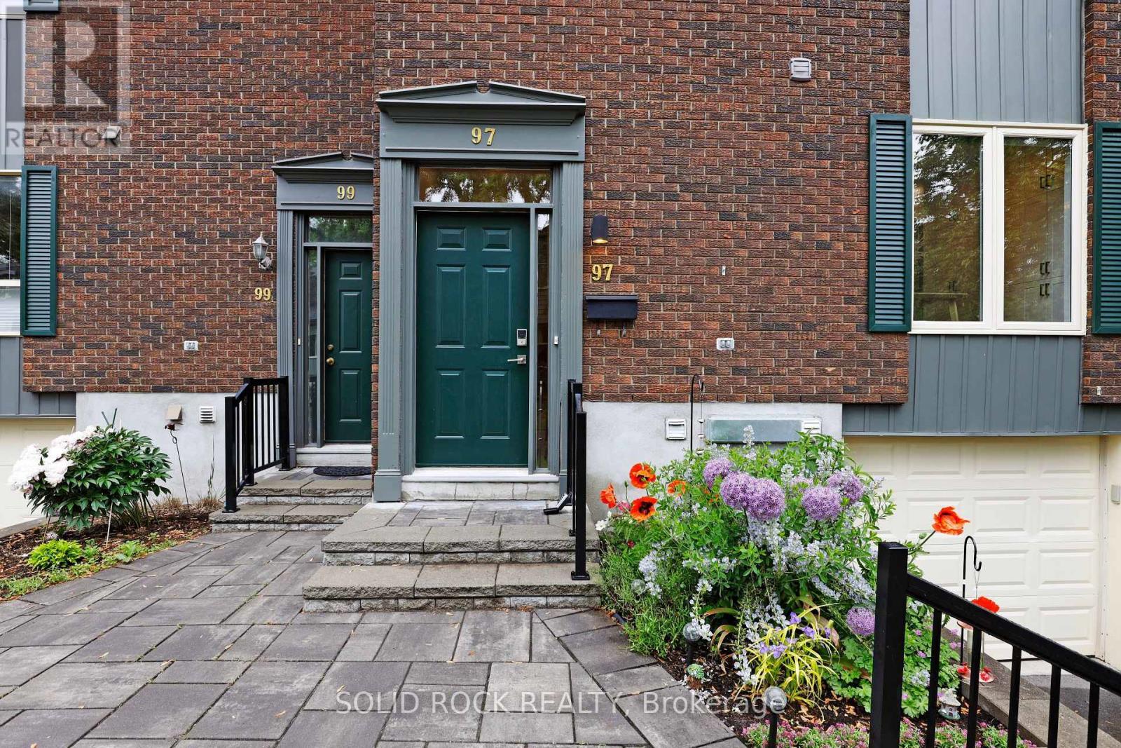 Interlock walkway and beautiful garden bed - 97 Beachview Private, Ottawa, ON