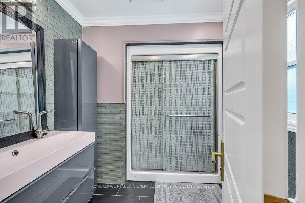 1004 Caldwell Avenue, Mississauga, ON