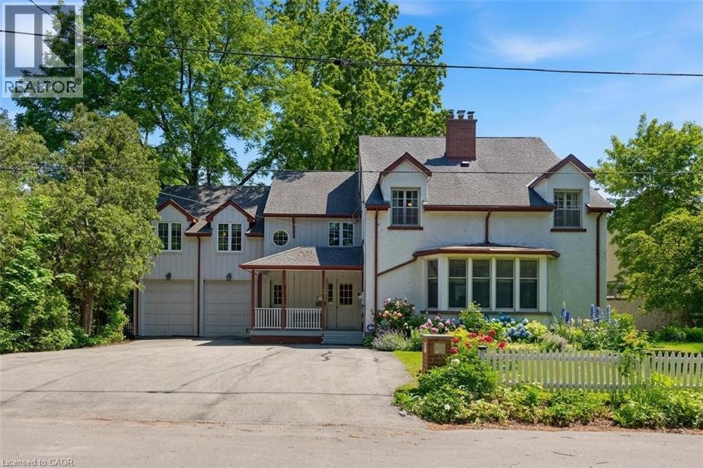 Traditional stucco exterior with dormer windows, featuring a prominent bay window - 3 Ancaster Street E, Dundas, ON - Outdoor With Facade