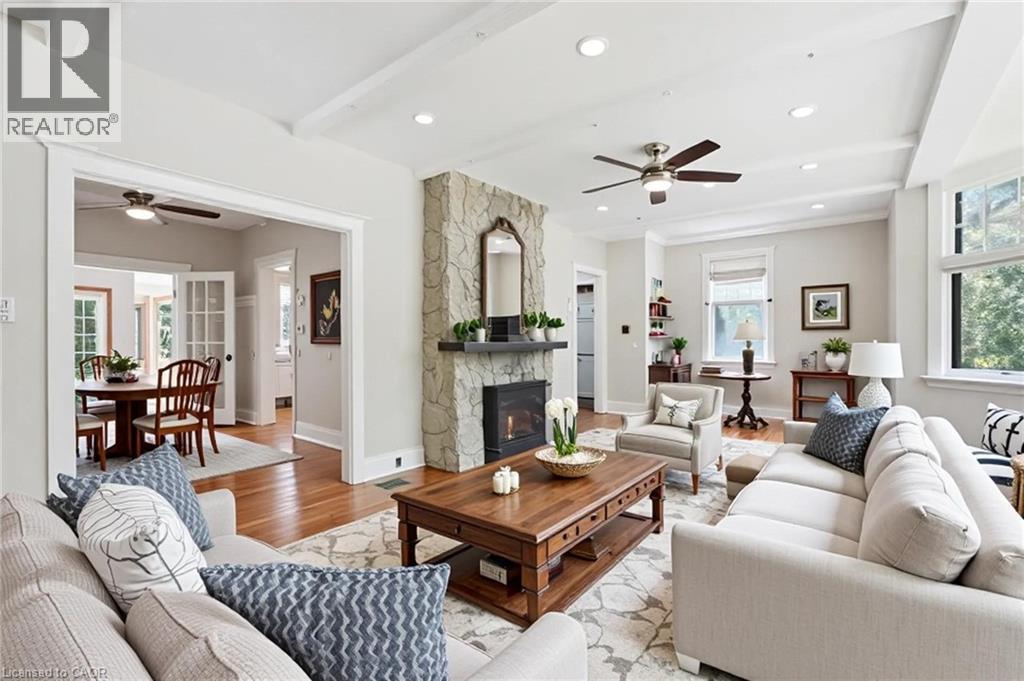 3 Ancaster Street E, Dundas, ON - Indoor Photo Showing Living Room