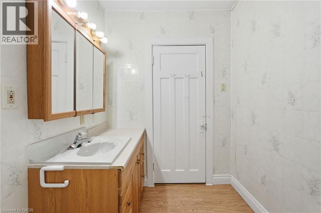 3 Ancaster Street E, Dundas, ON - Indoor Photo Showing Bathroom