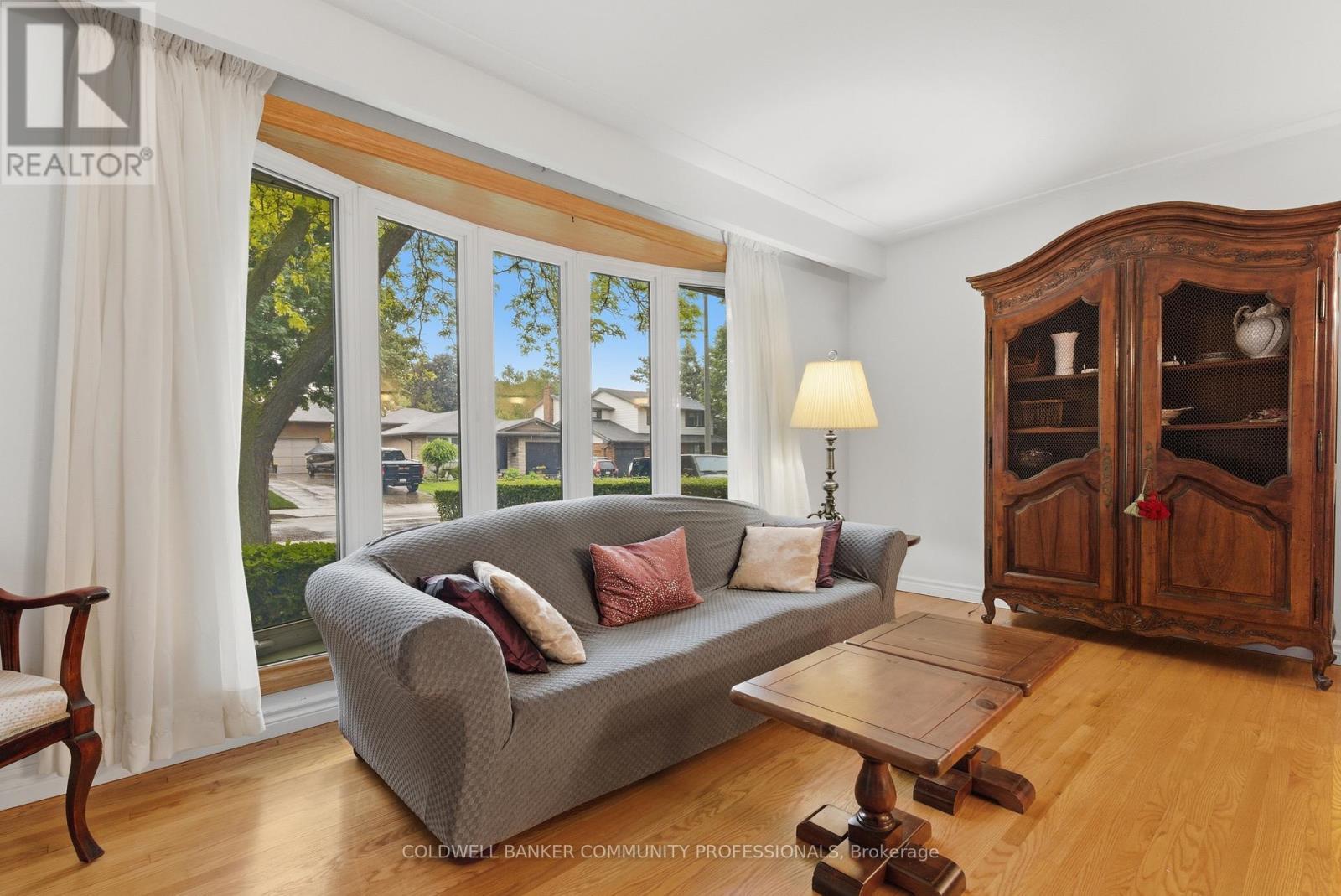 bright living room with hardwood floors - 61 San Pedro Drive, Hamilton, ON