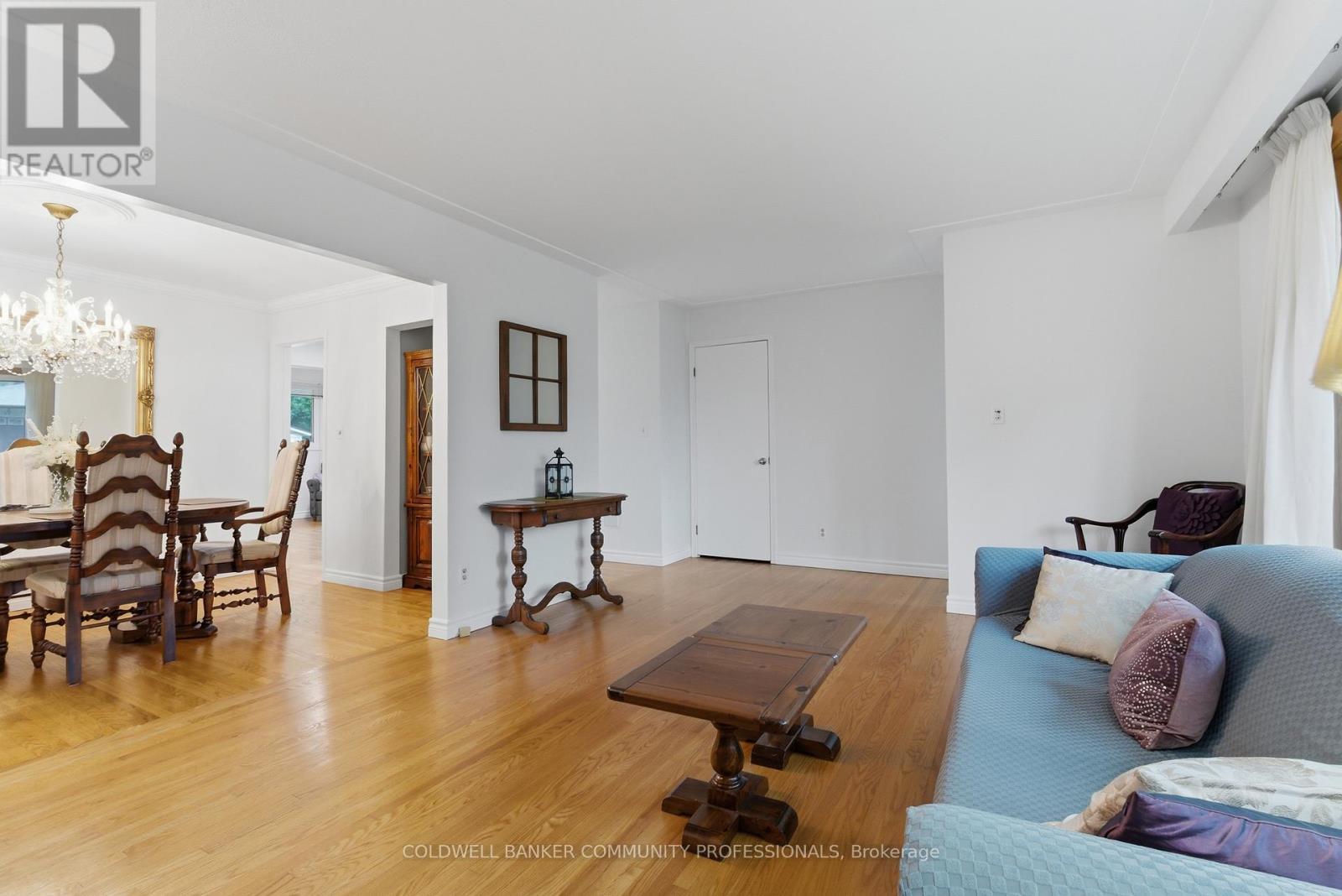 bright living room with hardwood floors - 61 San Pedro Drive, Hamilton, ON