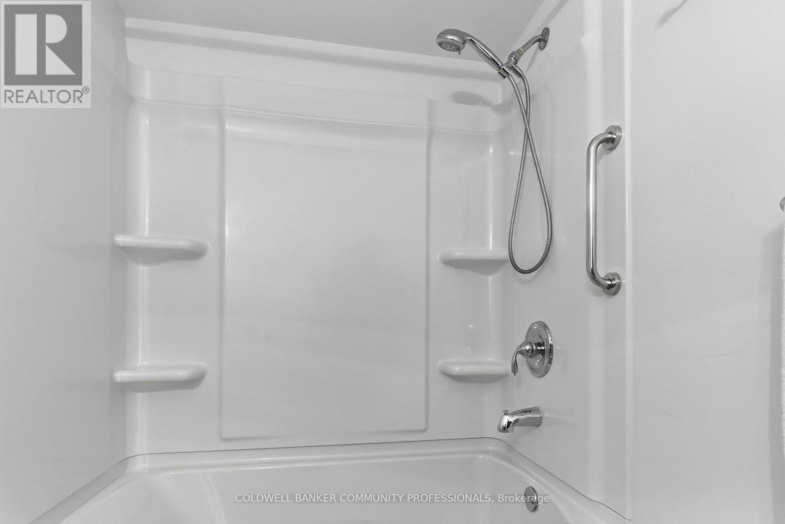 Main level 4pc bathroom - 61 San Pedro Drive, Hamilton, ON