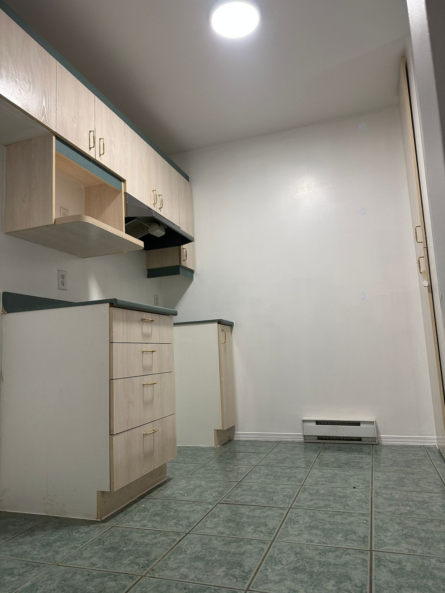 Kitchen - 202-3247 Boul. Du Souvenir, Laval (Chomedey), QC