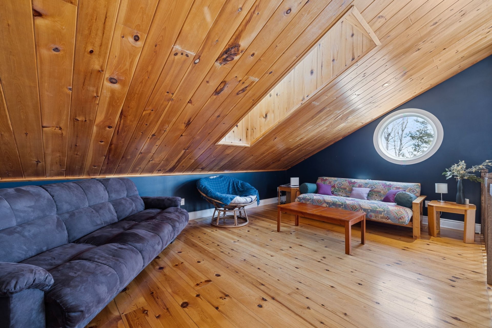 Mezzanine - 42 Ch. Higgins, Low, QC