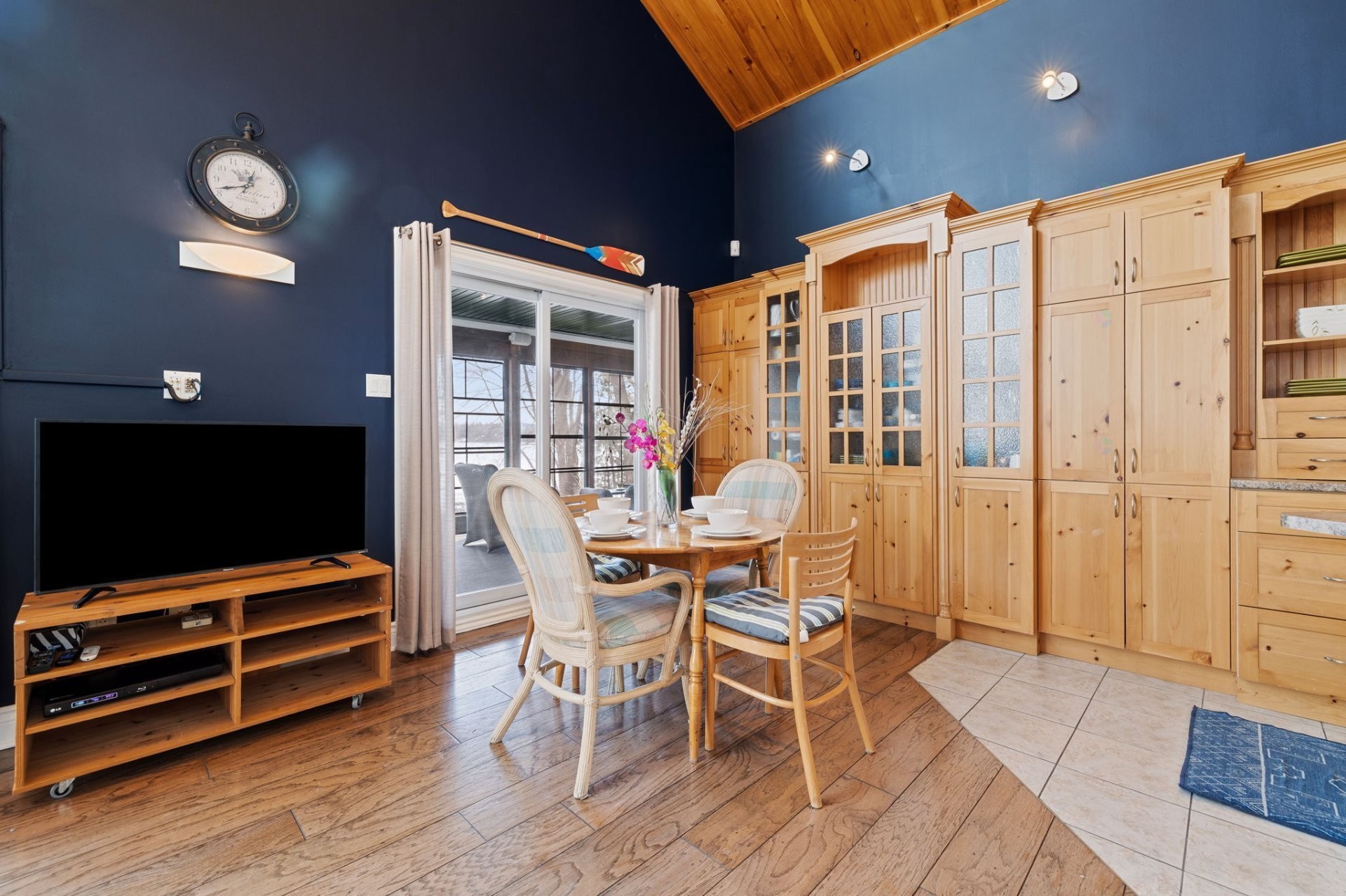 Coin-repas - 42 Ch. Higgins, Low, QC