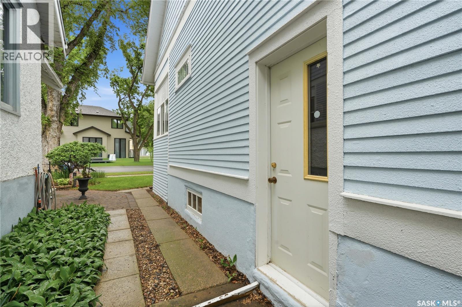 734 10Th Street E, Saskatoon, SK