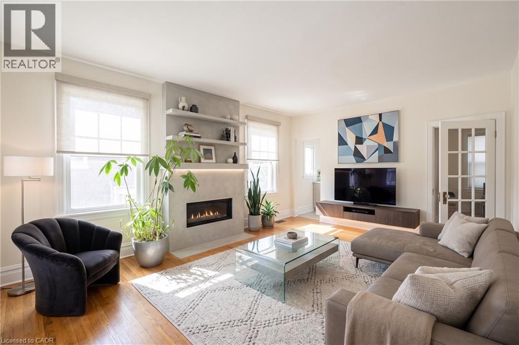 VR Staged - 295 Keswick Court, Hamilton, ON