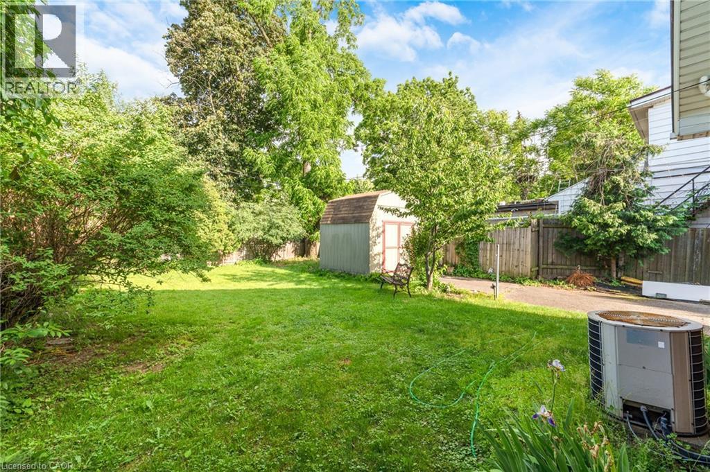 Expansive grassy lawn surrounded by mature foliage - 295 Keswick Court, Hamilton, ON
