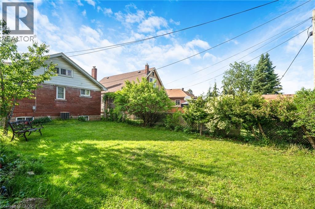 Expansive green lawn provides ample outdoor living space - 295 Keswick Court, Hamilton, ON