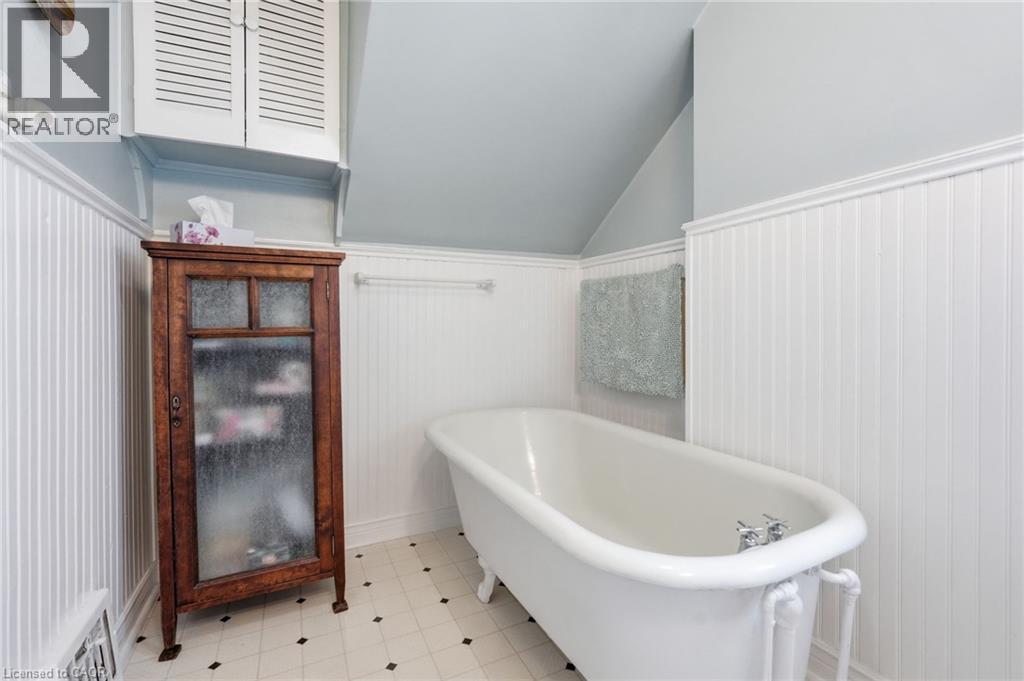 16 Connaught Avenue N, Hamilton, ON