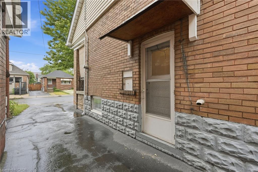 16 Connaught Avenue N, Hamilton, ON