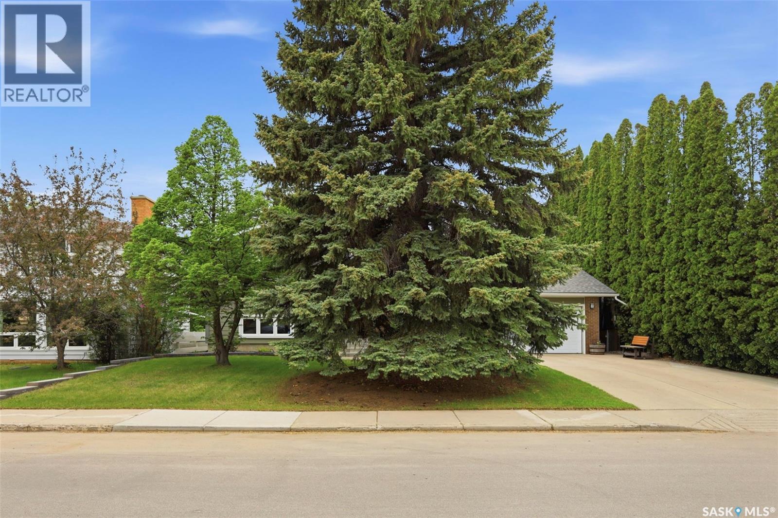 516 Lake Crescent, Saskatoon, SK