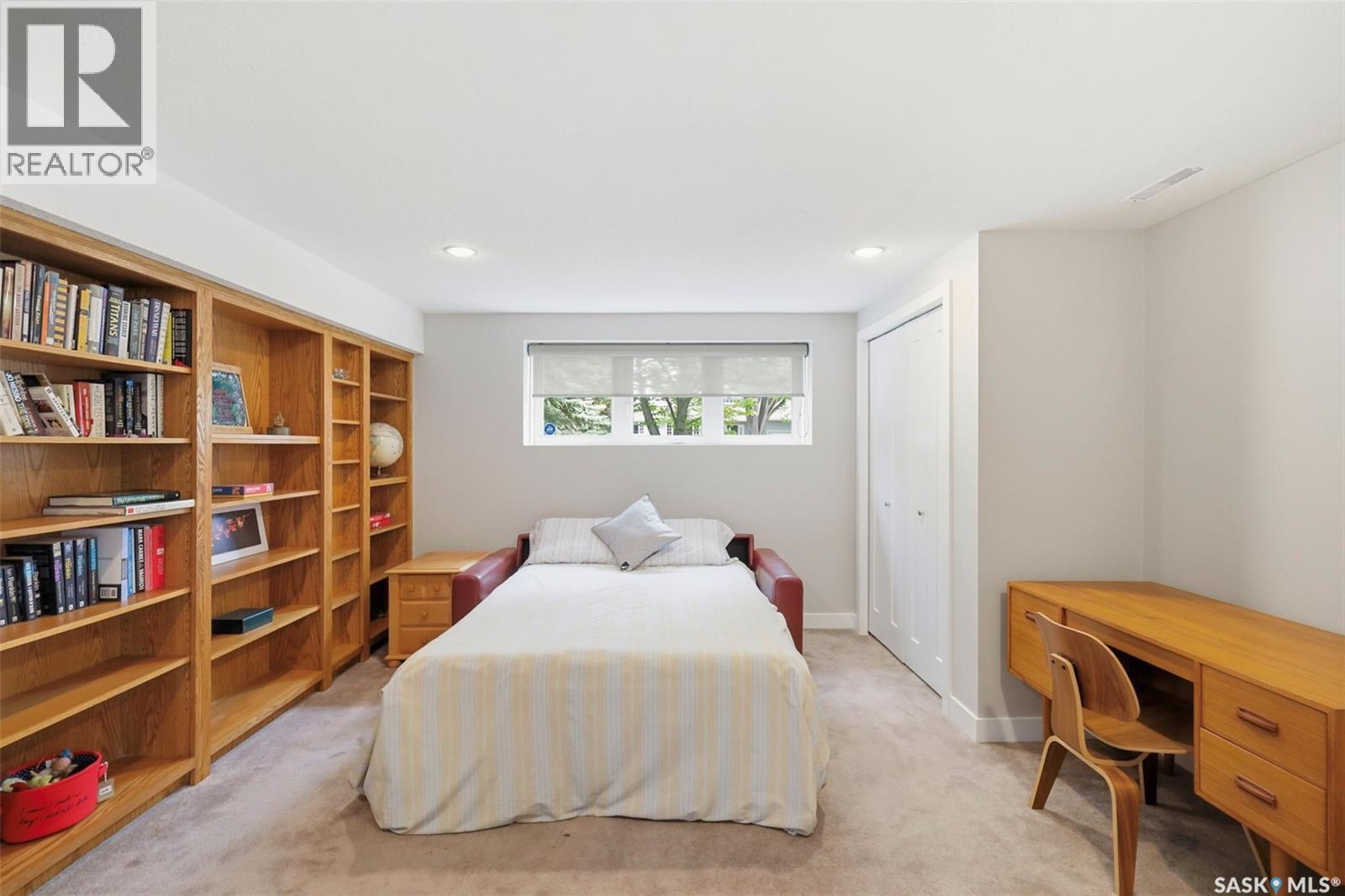 516 Lake Crescent, Saskatoon, SK