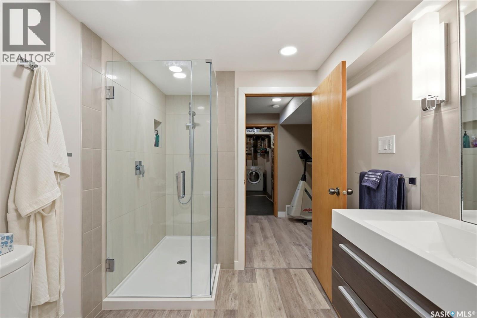 516 Lake Crescent, Saskatoon, SK