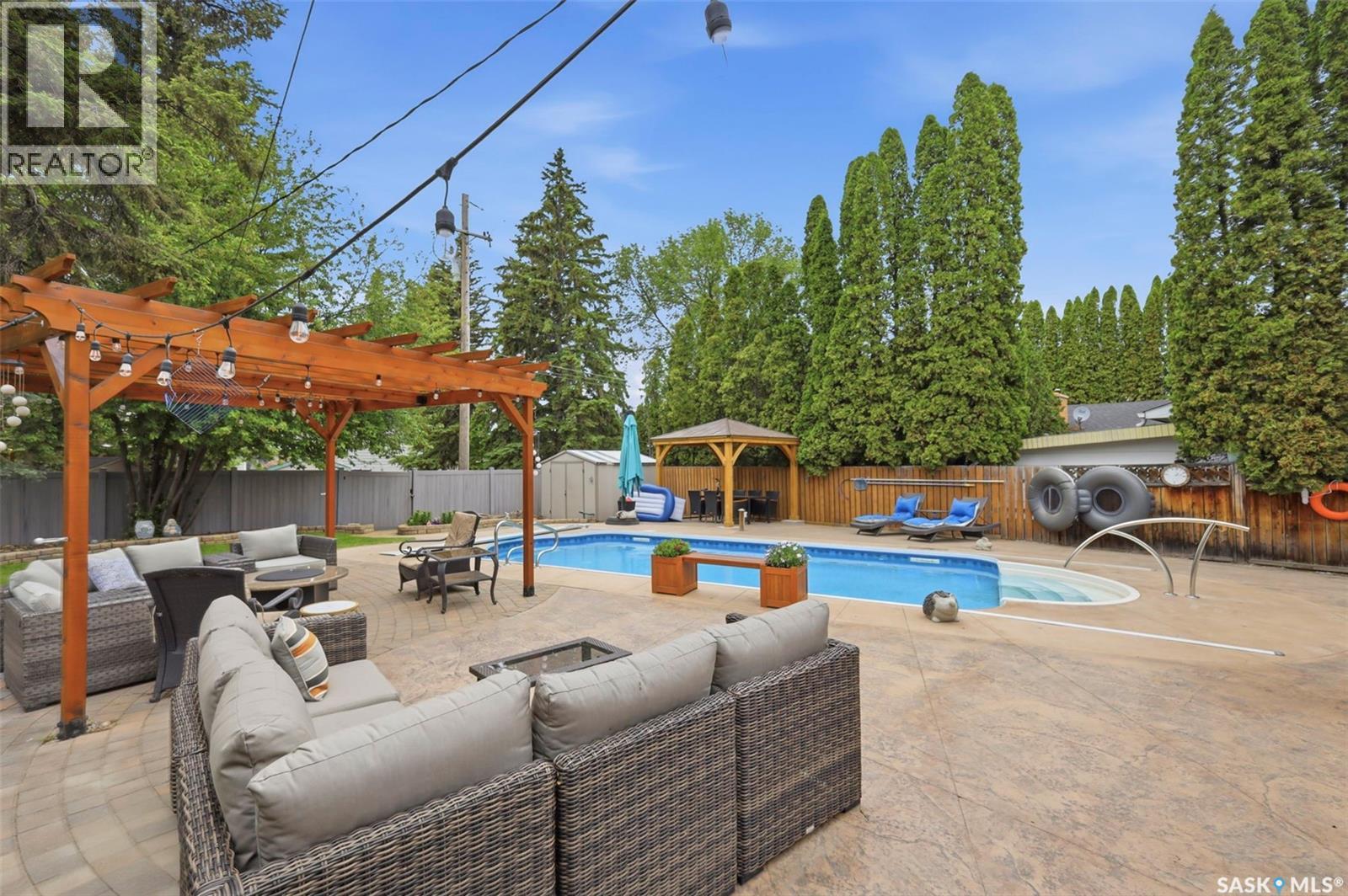 516 Lake Crescent, Saskatoon, SK