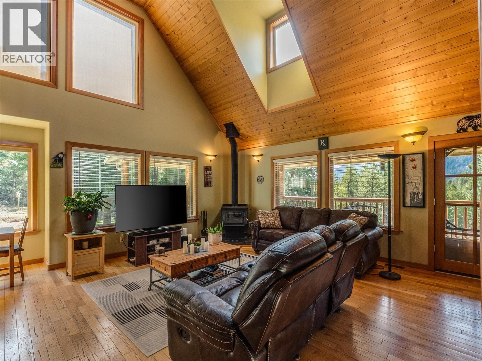 955 Cedar Brae Road, Glade, BC - Indoor Photo Showing Living Room