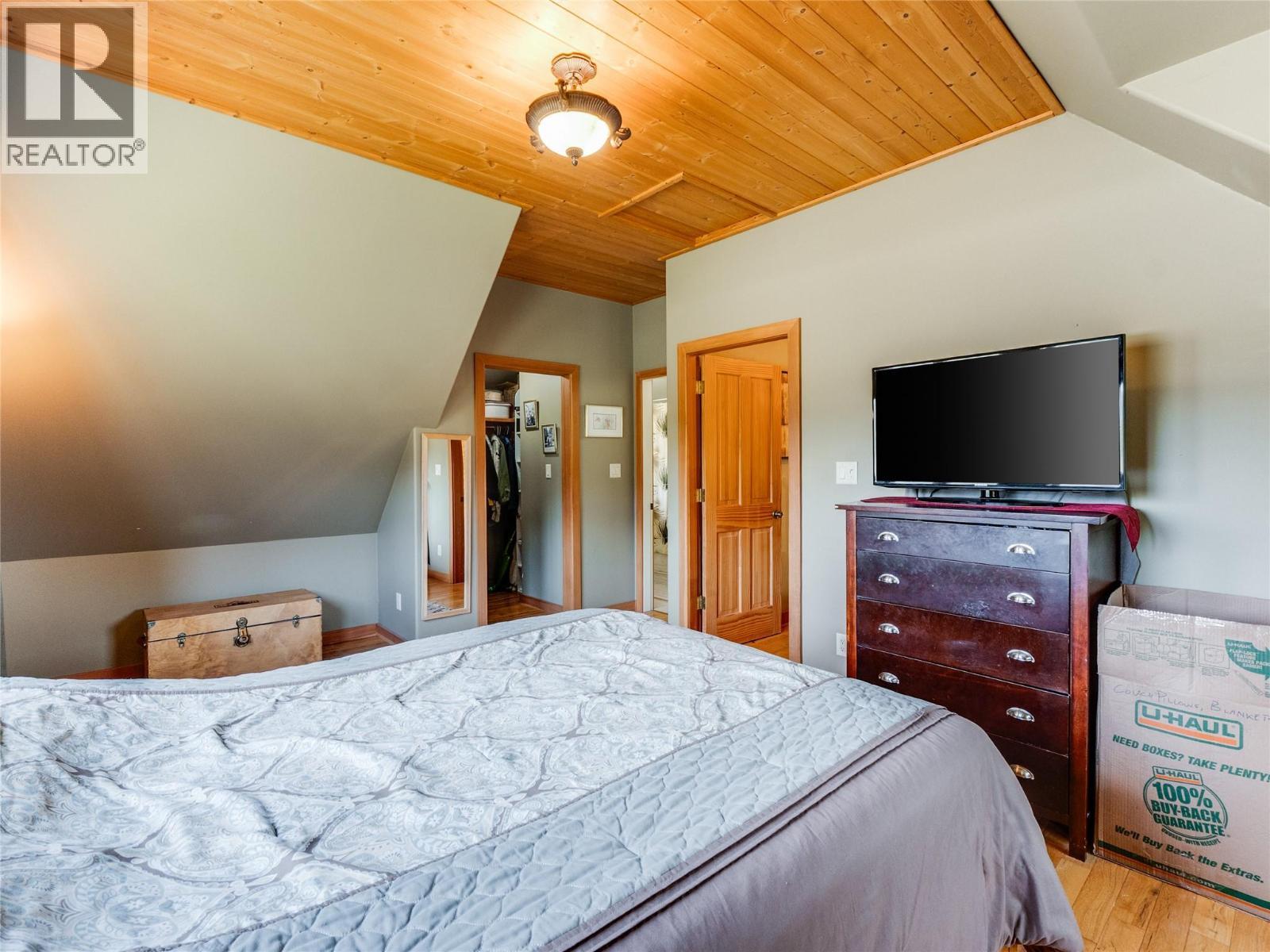 955 Cedar Brae Road, Glade, BC - Indoor Photo Showing Bedroom