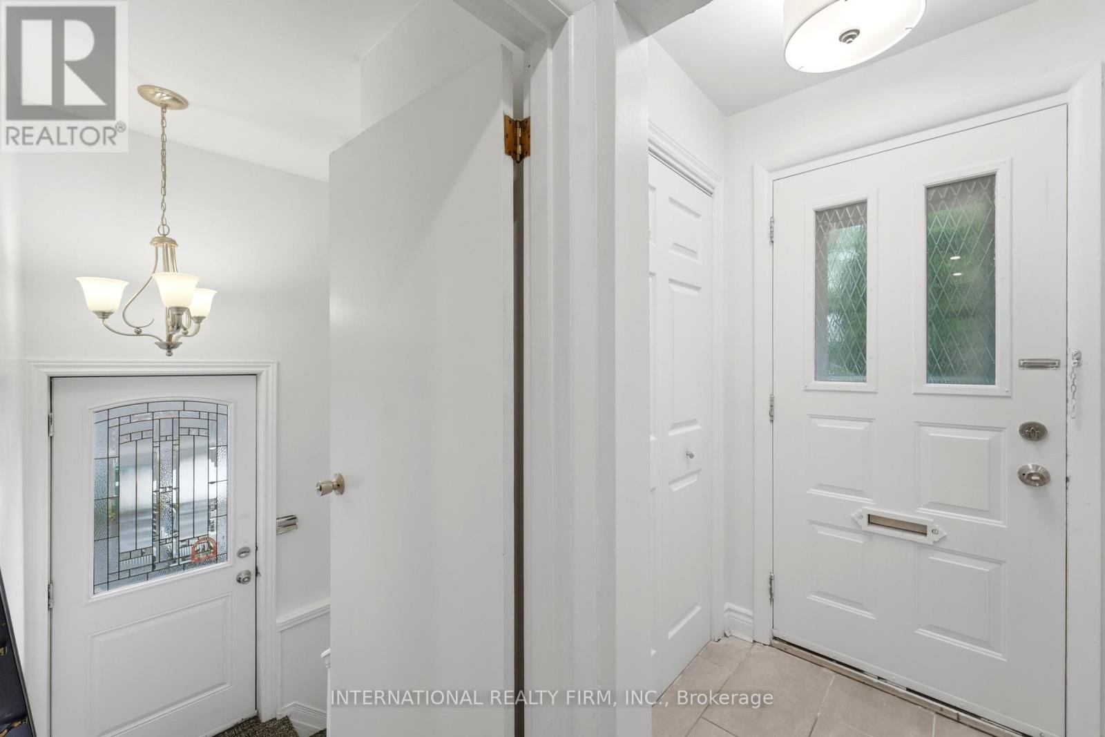 Foyer - Side entrance - 1213 Erindale Drive, Ottawa, ON