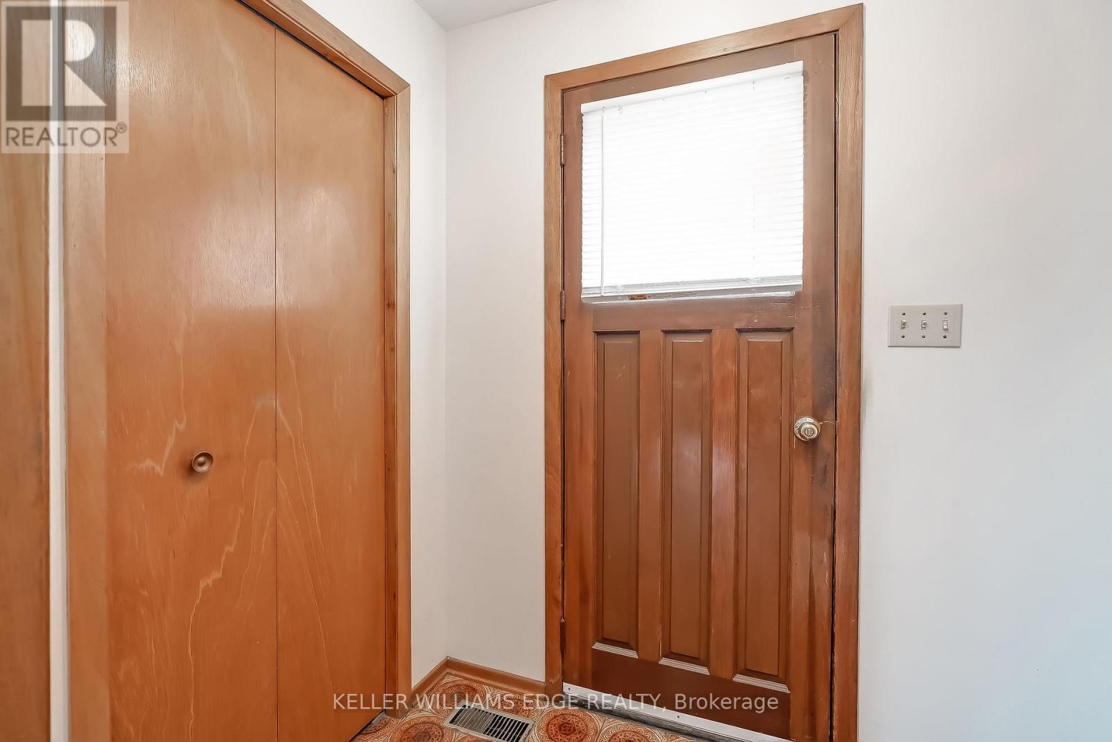 Second unit Foyer - 7 Oakland Drive, Hamilton, ON