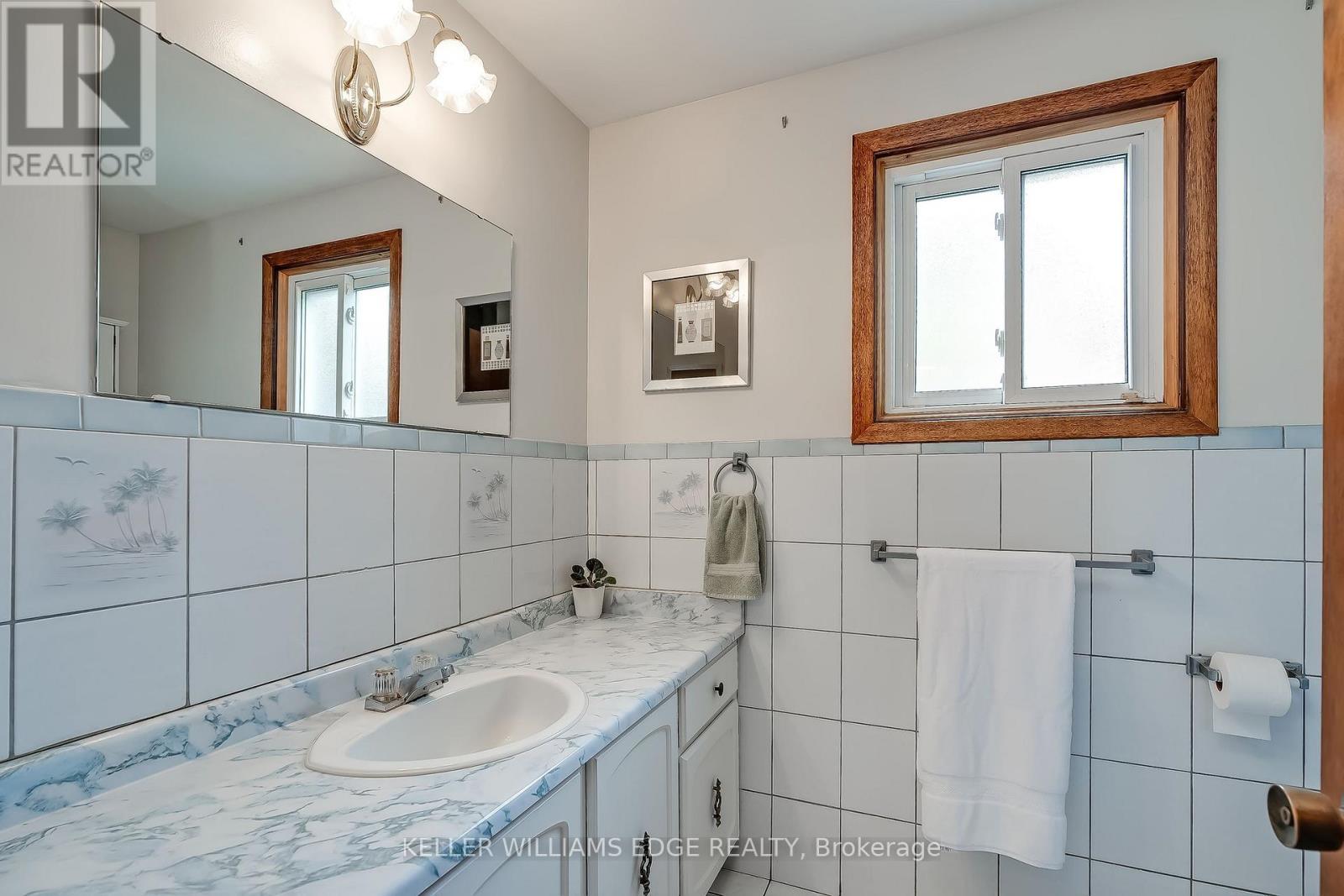 Second Unit bath - 7 Oakland Drive, Hamilton, ON