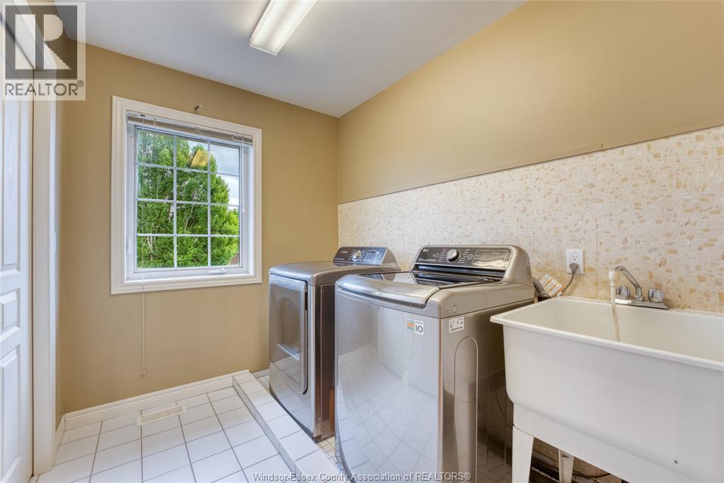 937 Pavan, Windsor, ON