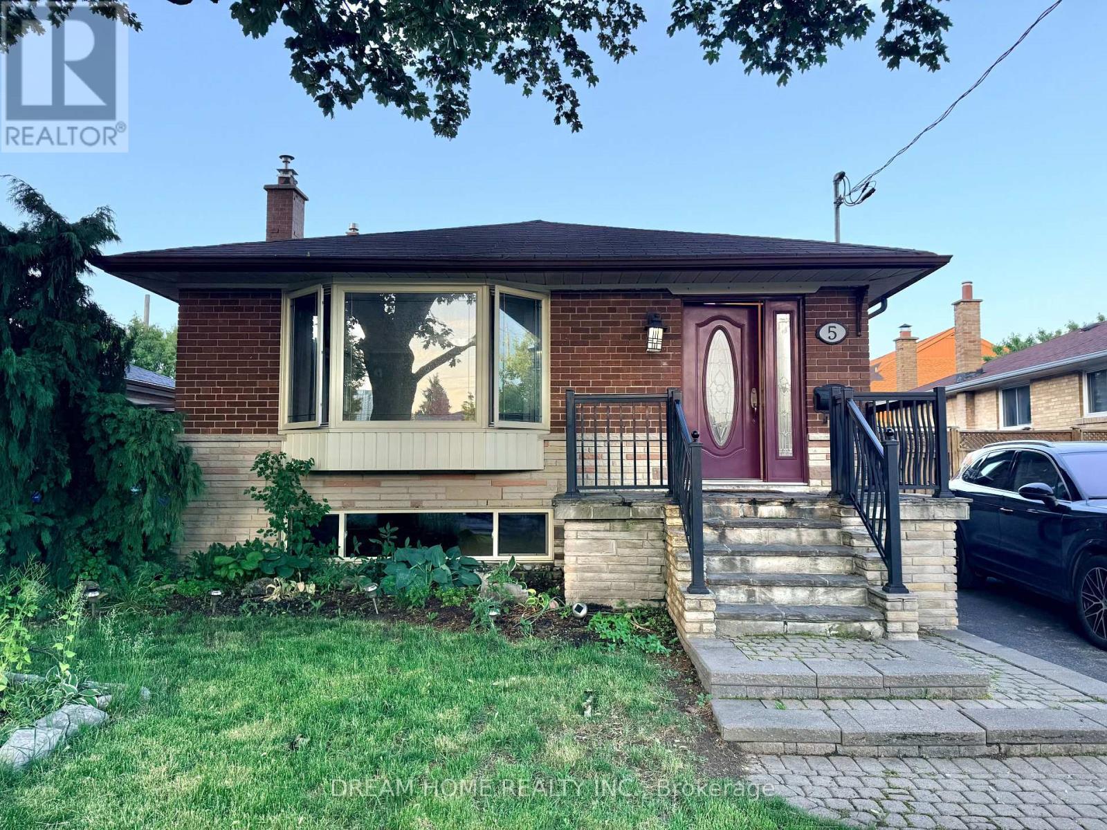 Upper Level - 5 Horizon Crescent, Toronto, ON