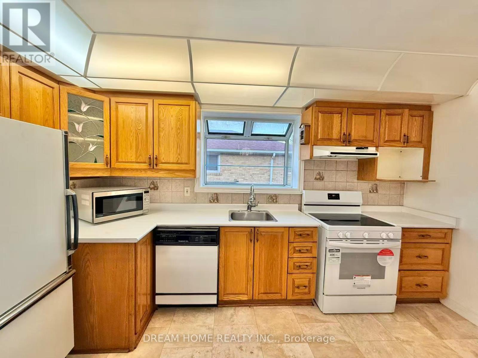 Upper Level - 5 Horizon Crescent, Toronto, ON