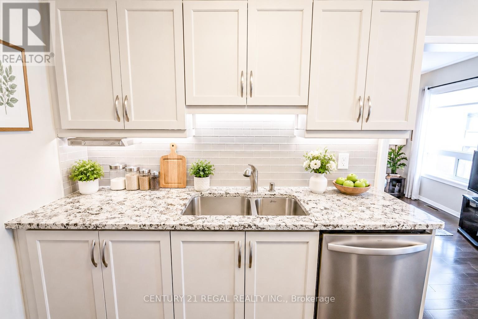 46 Blacksmith Lane, Whitby, ON - Indoor Photo Showing Kitchen With Upgraded Kitchen