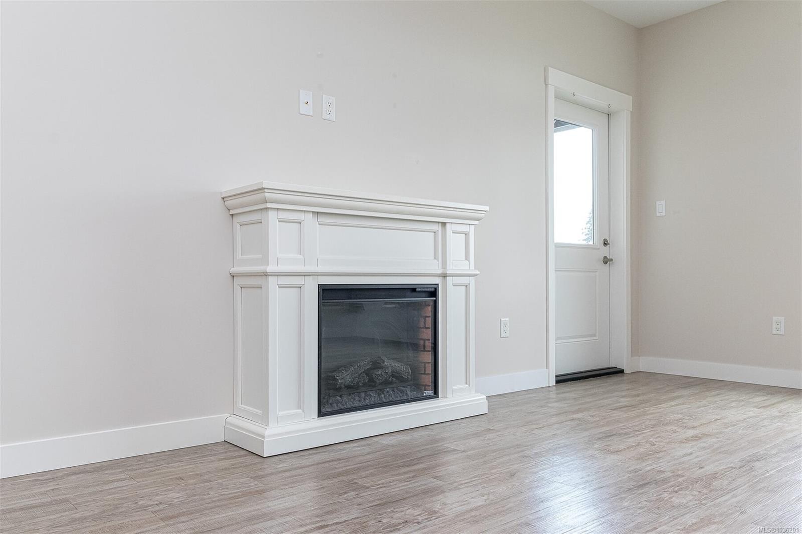 302-1900 Tulsa Rd, Nanaimo, BC - Indoor Photo Showing Other Room With Fireplace