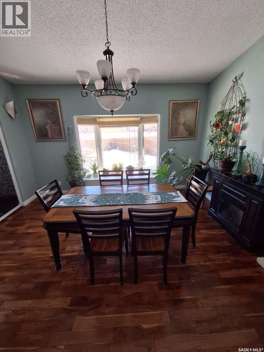819 Morris Crescent N, Regina, SK - Indoor Photo Showing Dining Room