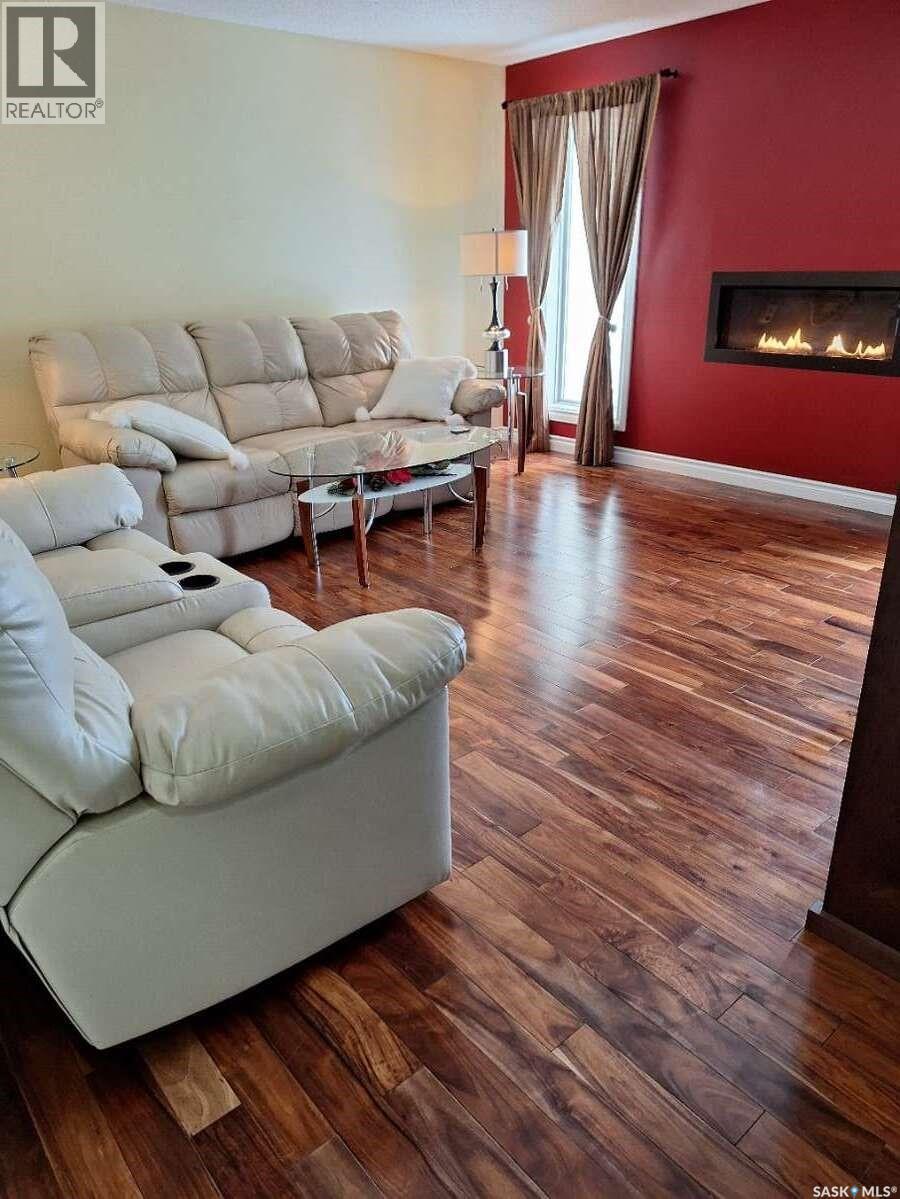 819 Morris Crescent N, Regina, SK - Indoor Photo Showing Living Room With Fireplace