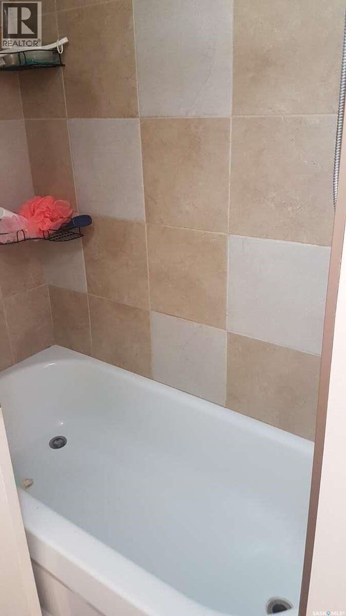 819 Morris Crescent N, Regina, SK - Indoor Photo Showing Bathroom