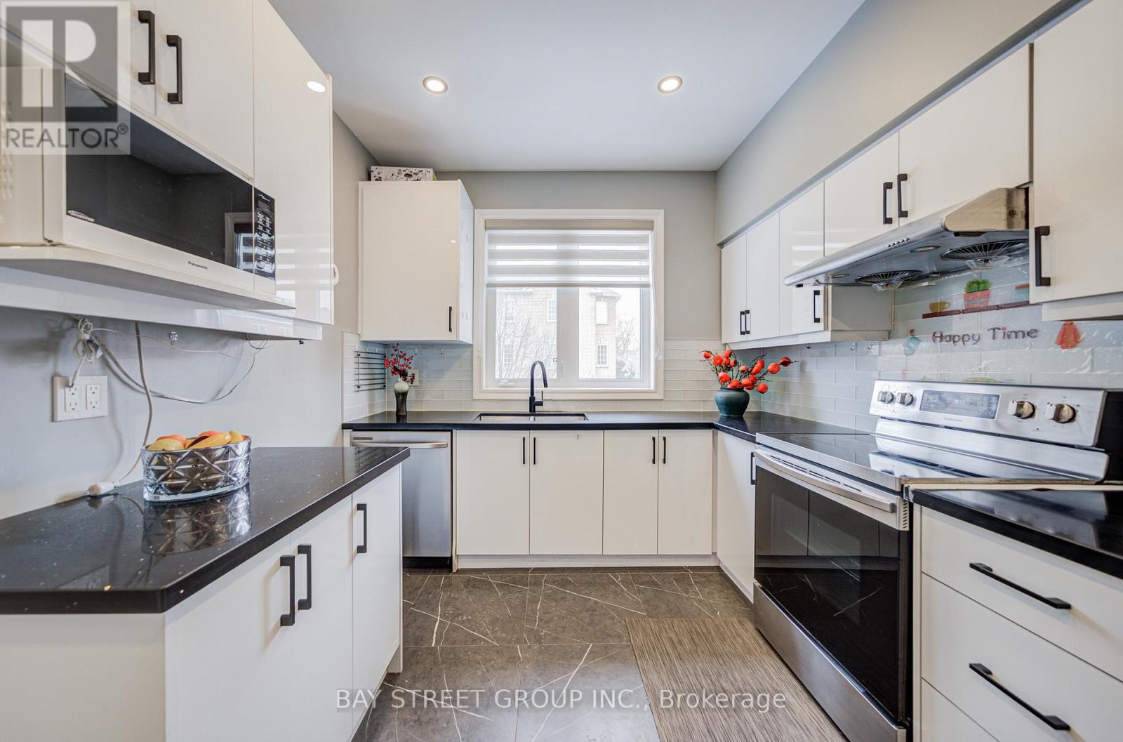 52 Leitchcroft Crescent, Markham, ON - Indoor Photo Showing Kitchen With Upgraded Kitchen