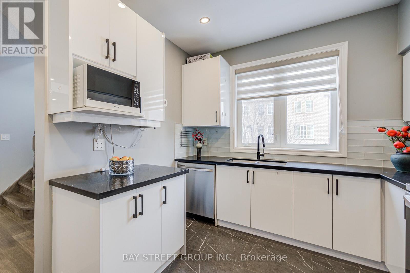 52 Leitchcroft Crescent, Markham, ON - Indoor Photo Showing Kitchen With Upgraded Kitchen