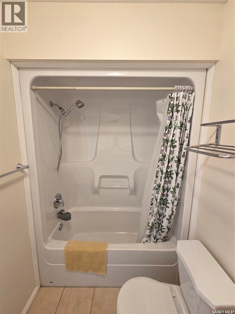 12 Arcola Place, Carlyle, SK - Indoor Photo Showing Bathroom