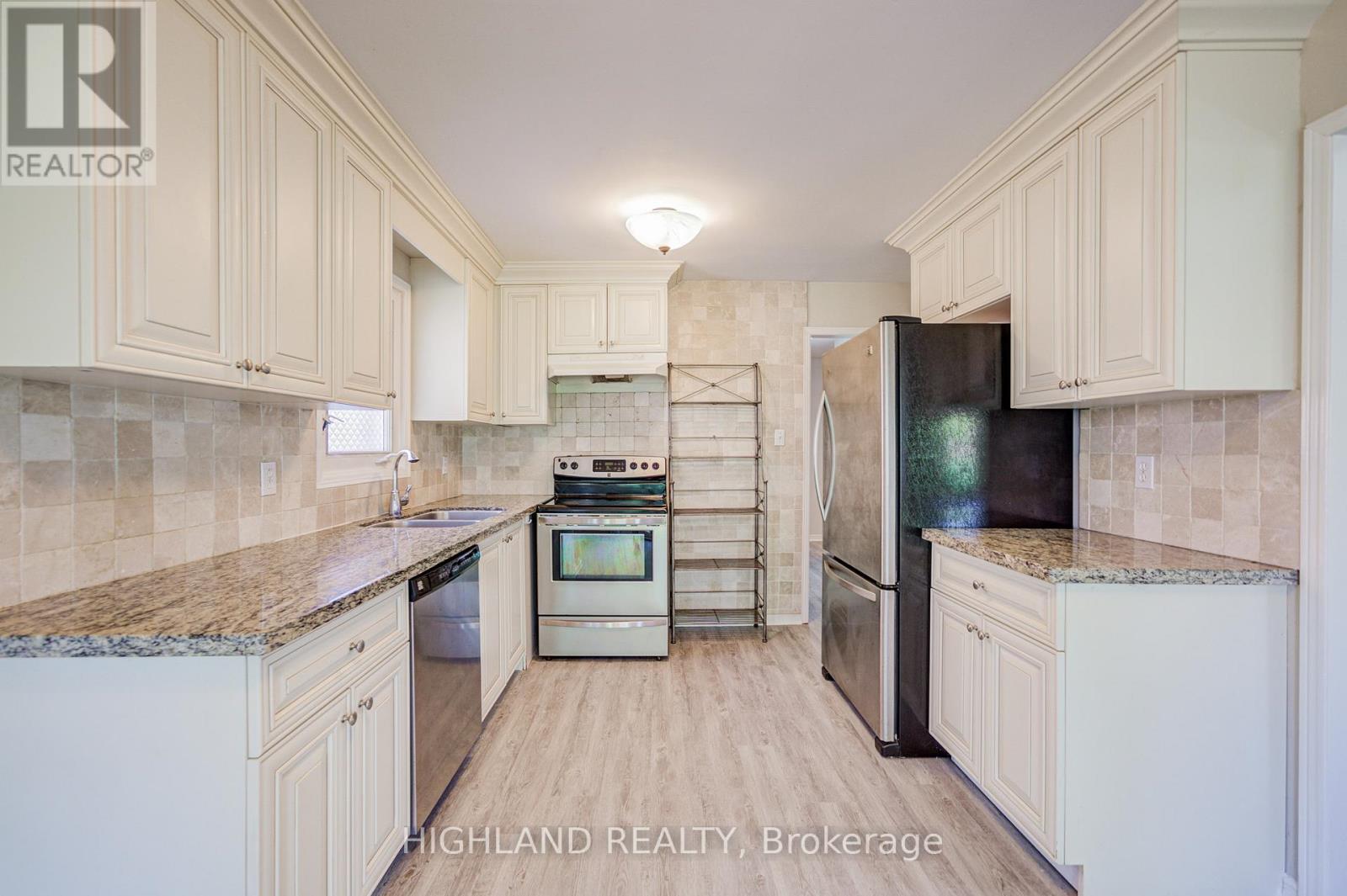 257 Huntington Ridge Drive, Mississauga, ON - Indoor Photo Showing Kitchen With Double Sink