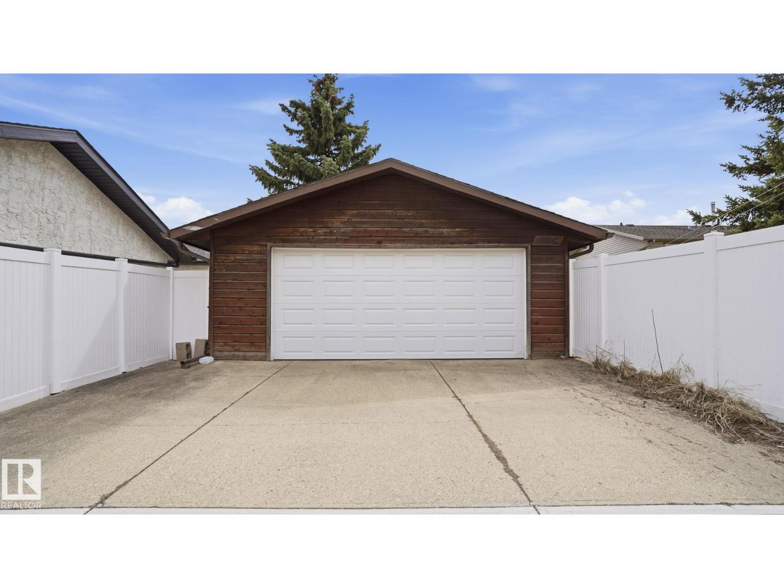 9834 167A Av Nw, Edmonton, AB