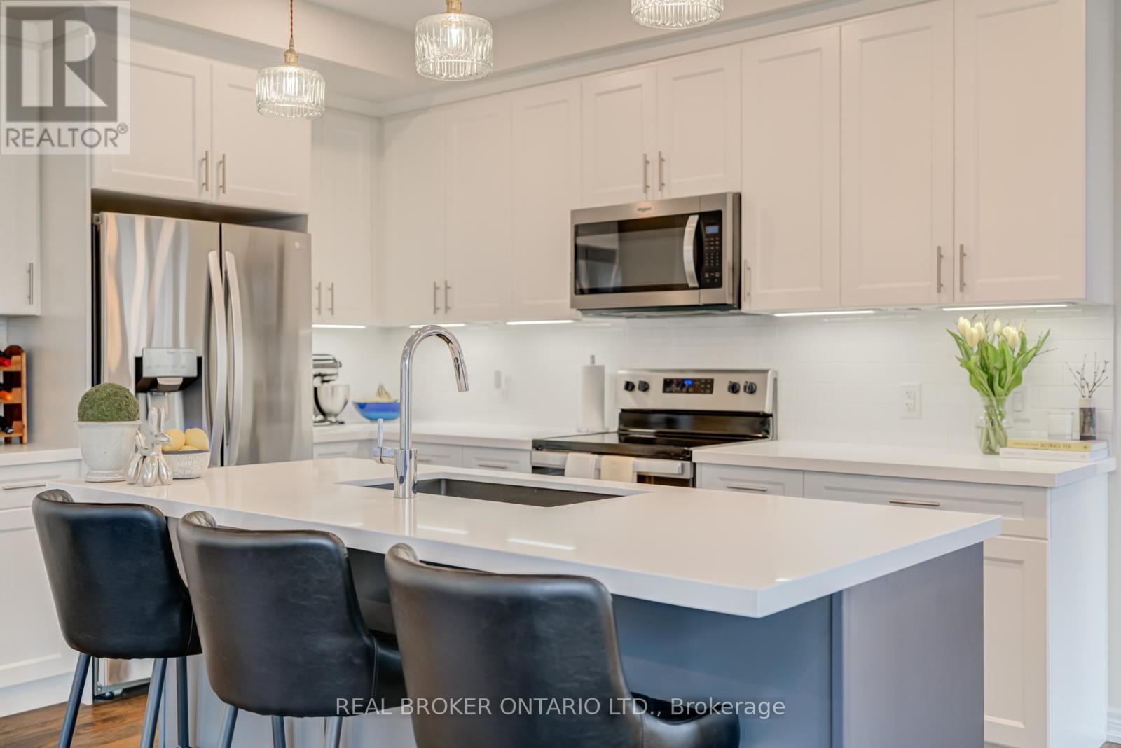 12 Icemaker Way, Whitby, ON - Indoor Photo Showing Kitchen With Upgraded Kitchen