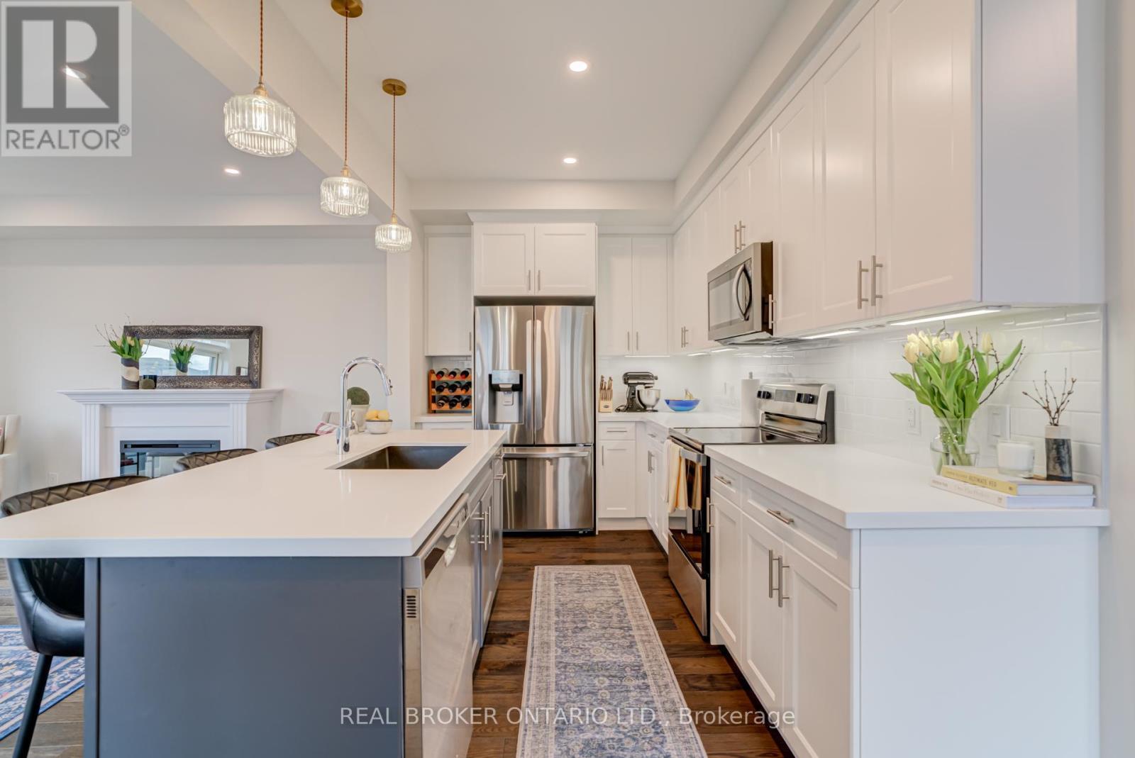 12 Icemaker Way, Whitby, ON - Indoor Photo Showing Kitchen With Upgraded Kitchen