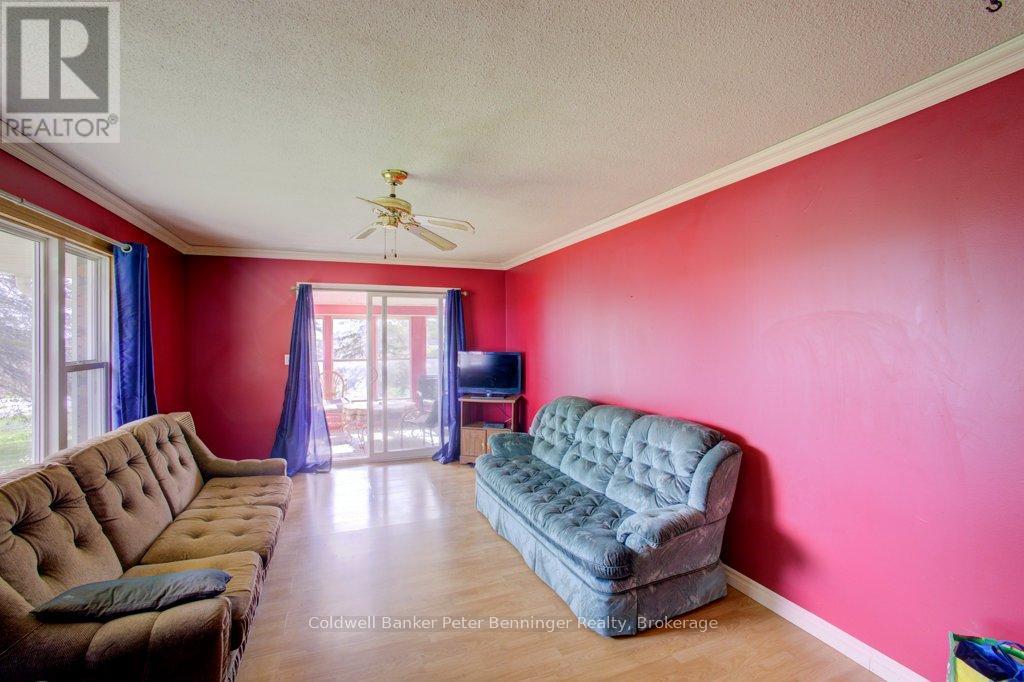 253 2Nd Concession, Arran-Elderslie, ON - Indoor Photo Showing Living Room