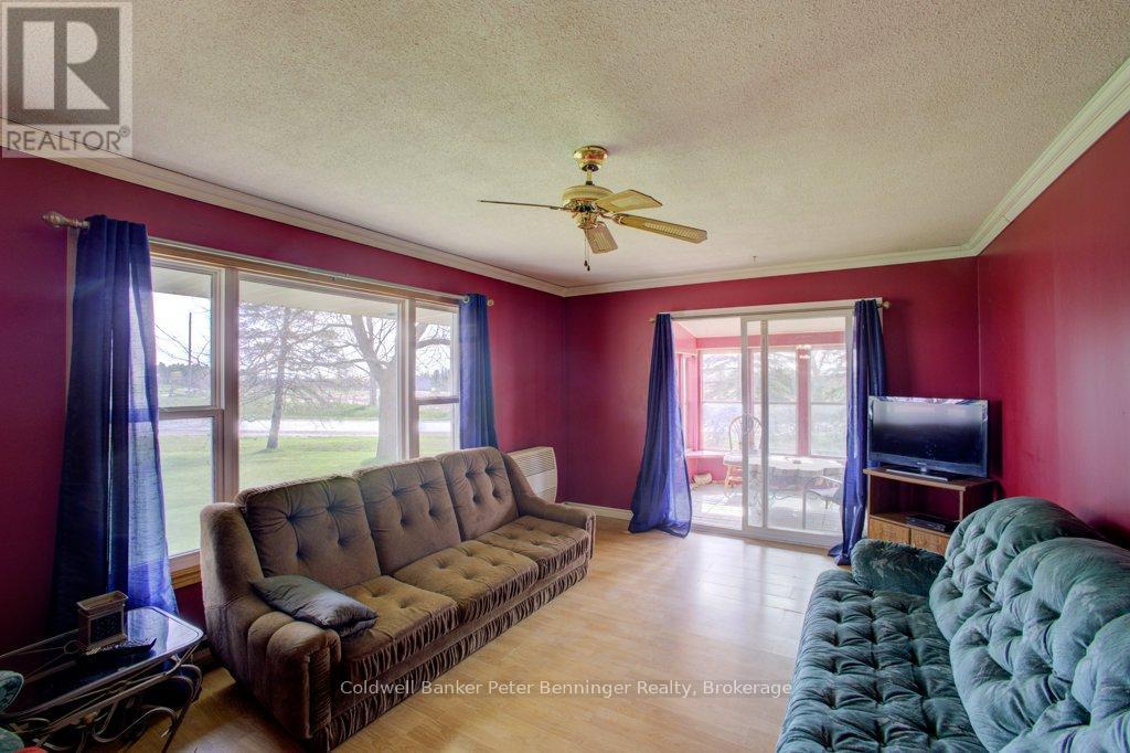 253 2Nd Concession, Arran-Elderslie, ON - Indoor Photo Showing Living Room