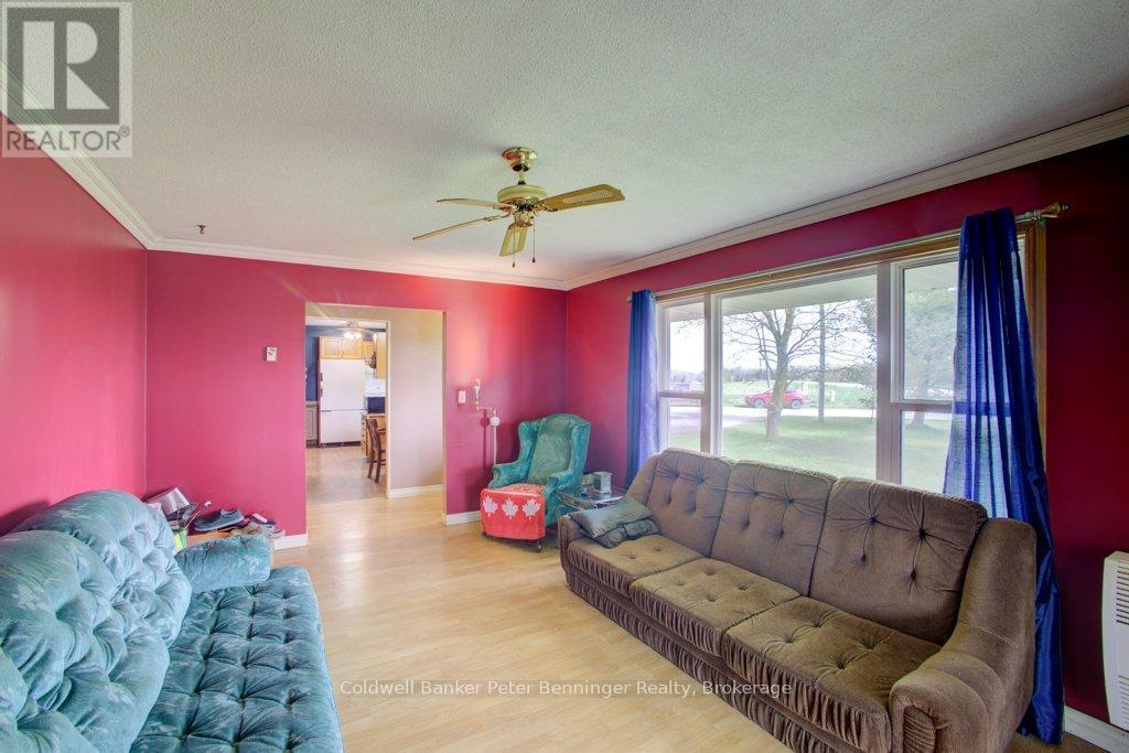 253 2Nd Concession, Arran-Elderslie, ON - Indoor Photo Showing Living Room
