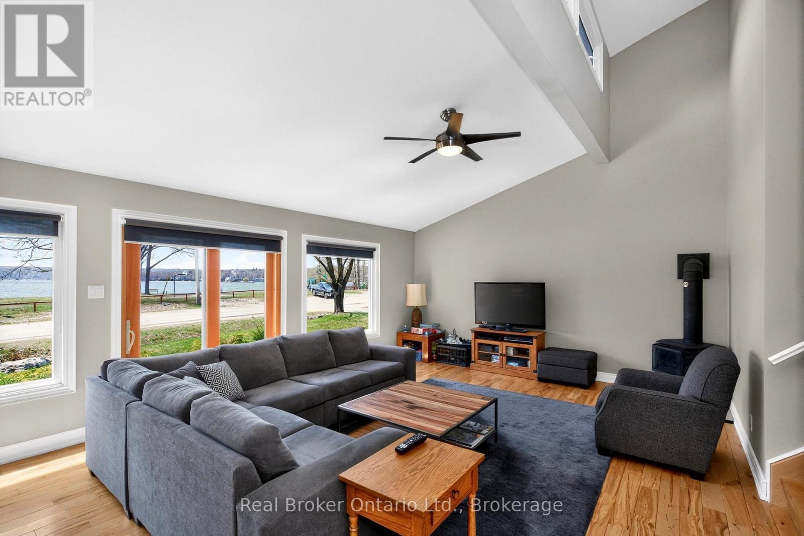 280 Peek-A-Boo Trail, Tiny, ON - Indoor Photo Showing Living Room